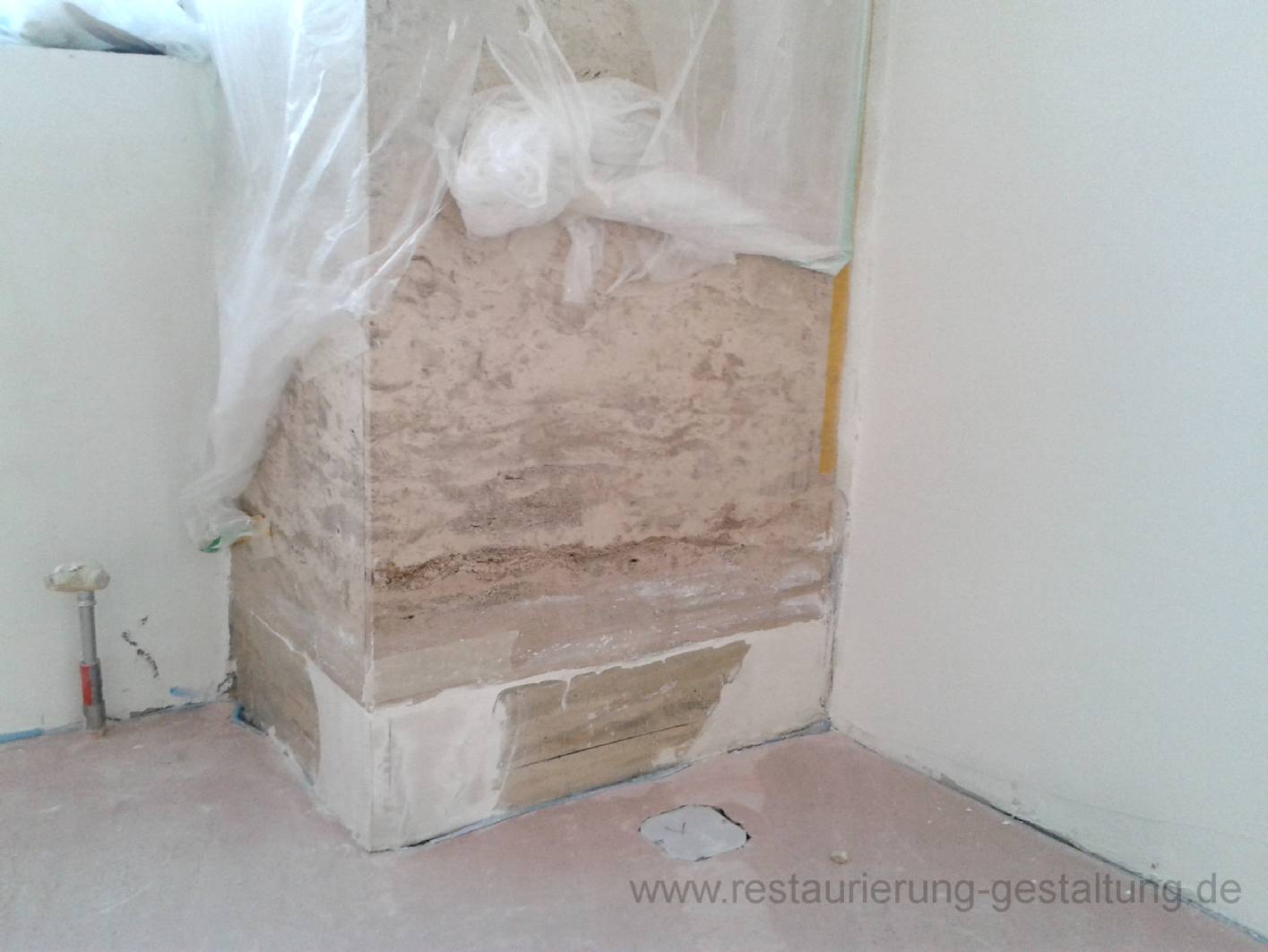 Bevor die Sandsteinsäule vom Restaurator für historische Maltechnik aus Berlin durch eine Sandsteinmalerei eine Restaurierung erhalten, muss der Untergrund zum überarbeiten hergestellt werden. An den betreffenden Flächen wurde vom Malermeister und Restaurator für Sandsteinimitation folgend eine Sandsteinmalerei bzw. Sandsteinimitation aufgemalt. Malermeister Schimpf ist für seine exklusiven Malerarbeiten und Steinimitationen wie Marmormalerei und Marmorimitation in Berlin und Potsdam bekannt.